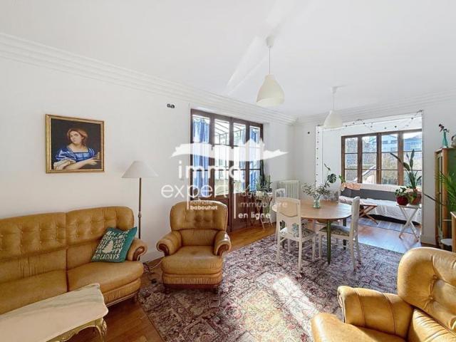 À vendre Grande maison de ville avec jardin, garages, stud