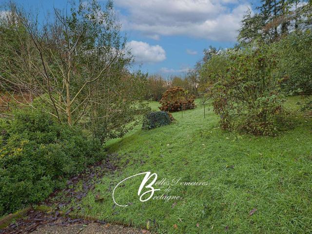 A vendre jolie villa au bord de l'eau avec 3 hectares Morbih. 340m² Pontivy