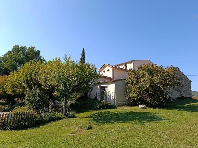 A vendre jolie propriété sur 7 ha de terrain secteur Nyons 190m² Vinsobres