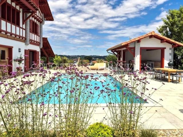 À vendre Larressore Propriété du 18ème avec piscine