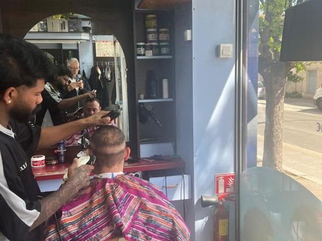 À Vendre Local Commercial Avec Murs Loué Salon De Coiffure 35m² La Courneuve