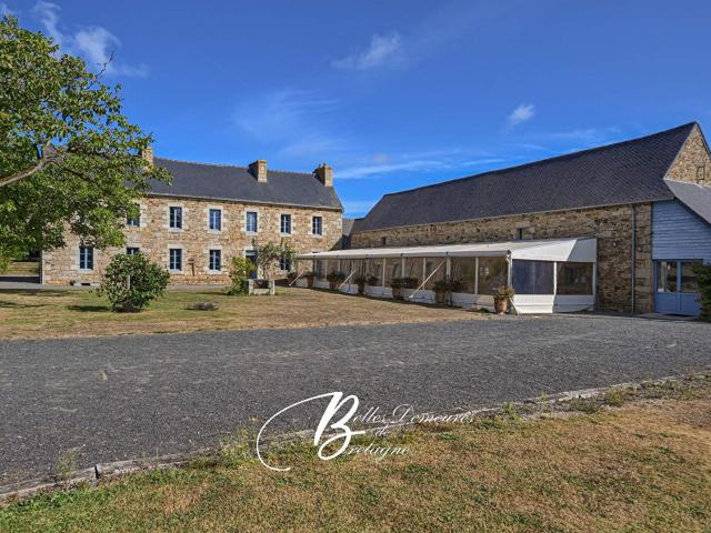 A vendre manoir et ses dépendances sur 1.7 hectare Côtes d'A. 590m² Tréguier