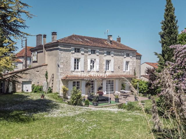 A VENDRE MAGNIFIQUE MAISON EN PIERRE 10 PIECES 400 m2