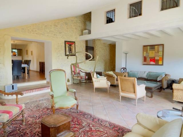 À Vendre: Magnifique Mas en Pierre au Cœur d'un hameau 270m² Allègre les Fumades