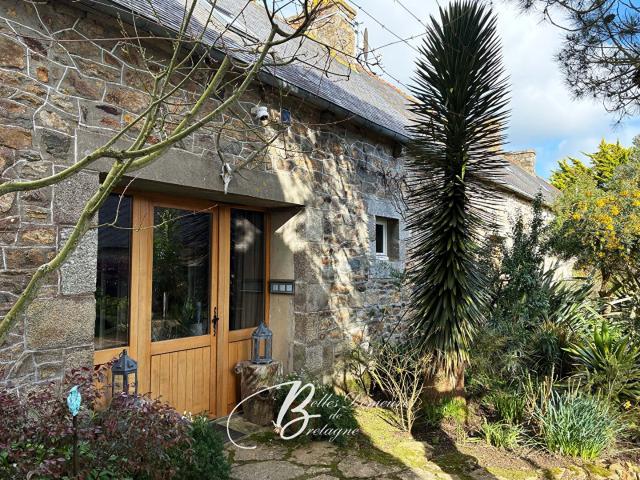 À vendre magnifique ensemble en pierre dans jardin luxuriant 250m² Pontrieux