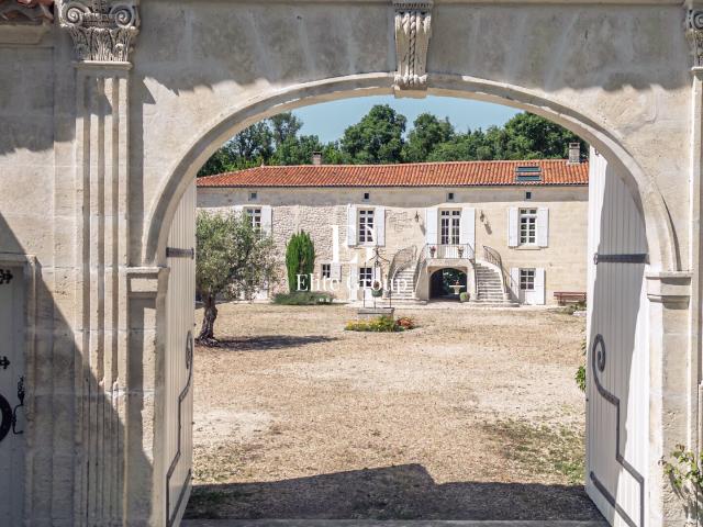 A VENDRE MAGNIFIQUE LOGIS CHARENTAIS PROCHE DE COGNAC 410 M2 10 PIECES