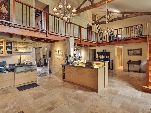 A VENDRE MAGNIFIQUE MAISON DE CARACTERE PROCHE DE SEGONZAC 7 PIECES 360 M2