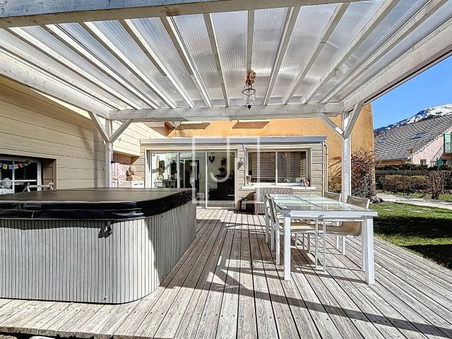 À vendre maison de caractère, 10 pièces à Jausiers 04850