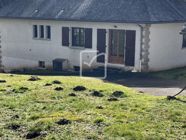 A vendre Maison 118 m2 avec Garage + dépendance sur terrain. 118m² Chamberet