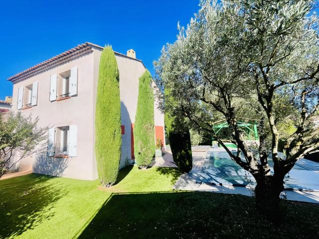 MAISON 4 CHAMBRES AVEC GARAGE ET PISCINE, GOLF PONT ROYAL