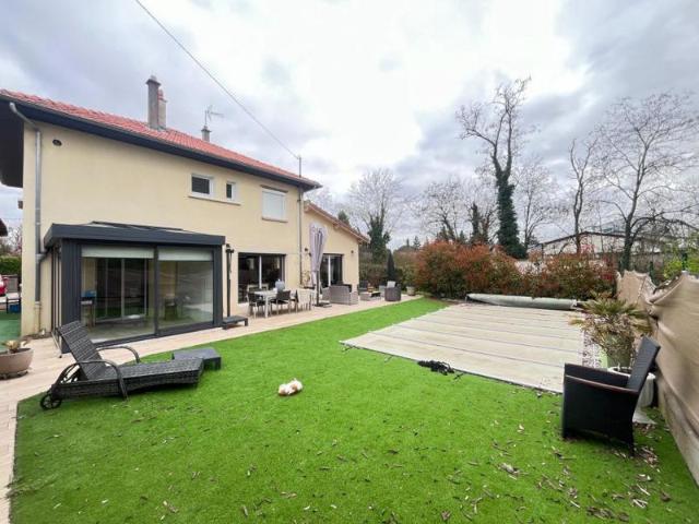 A VENDRE MAISON 5 PIECES AVEC PISCINE 01800 VILLIEU