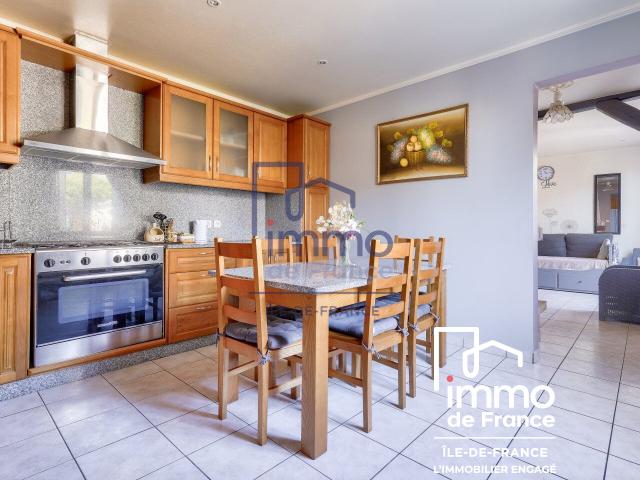 A Vendre / Maison d'environ 70 m2 avec terrain 177 m2 garage + cave Blanc Mesnil Impasse Calme