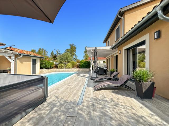 À vendre Maison contemporaine avec piscine à Saint Bernard