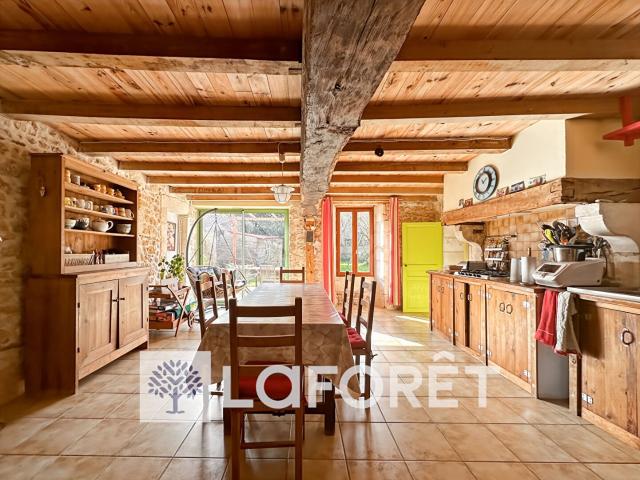 A vendre, maison charentaise de 6 pièces 176 m² entre Gemo. 176m² Cozes