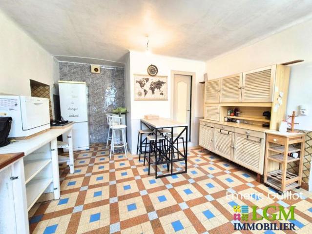 ? À vendre Maison à finir de rénover Grand Terrain Grand Garage 5 chambres Nombreuses dépendances à Champigny en Beauce 41330