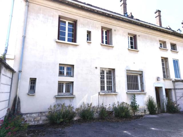 À VENDRE MAISON À RÉNOVER AU COEUR DE BAR SUR SEINE