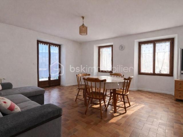 À Vendre – Maison ancienne 117 m² avec sous sol complet – Terrain 1 000 m² – Vue montagne – Sans vis à vis
