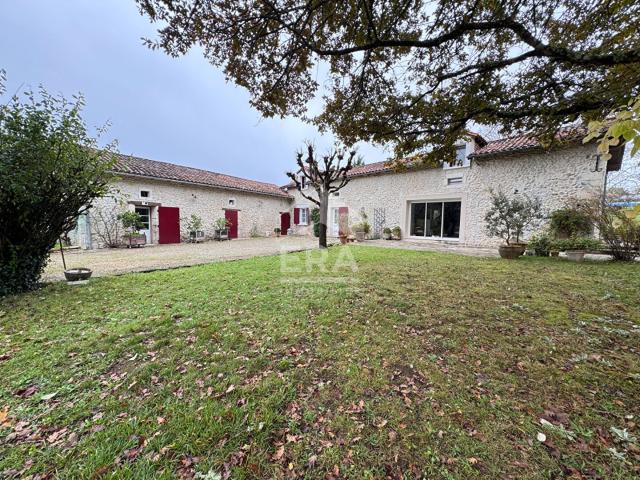 A Vendre Maison Ancienne De Type 4 Avecdependances Et 14.507. 152m² Saint Astier