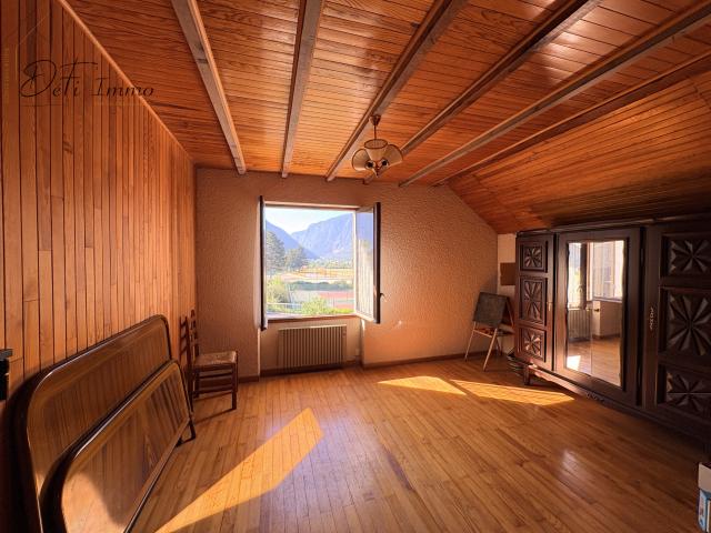 À VENDRE MAISON AVEC 2 APPARTEMENTS À LA CHAMBRE 73130