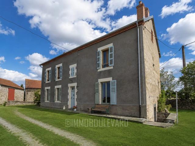 À vendre: maison avec 3 granges et beau potentiel 23