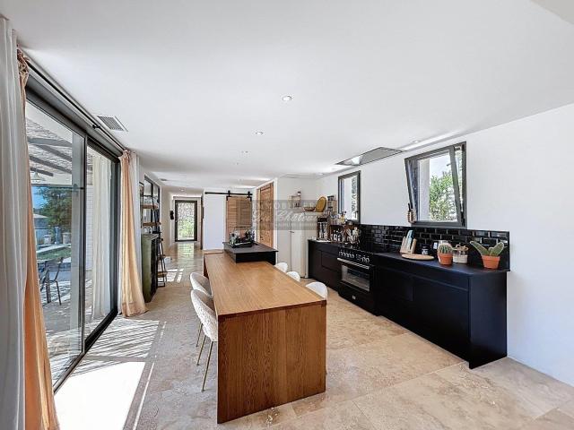 A Vendre Maison Avec Vue Degagee Au Coeur Du Luberon 185m² Saint Pantaléon