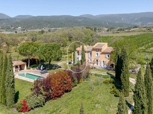 À vendre Maison avec piscine, atelier et vue dégagée au cœ. 240m² Villars