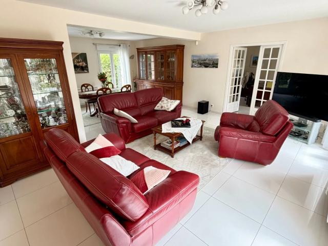A VENDRE GROSLAY Maison 8 pièces 212 m²