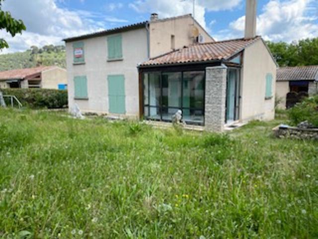 A vendre maison dans quartier calme et proche du centre du village
