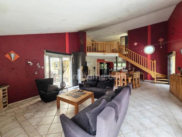 A vendre maison d'architecte avec piscine, 5 chambres, 2 garages et vaste pièce de vie