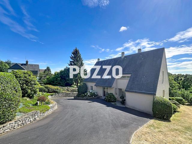A VENDRE, MAISON D'ARCHITECTE DE 9 PIECES PRINCIPALES à VIRE NORMANDIE 14500