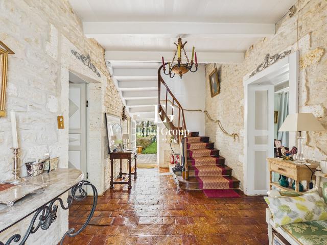 A VENDRE MAISON D'EXCEPTION PROCHE D'ANGOULEME 297M2 12 PIECES