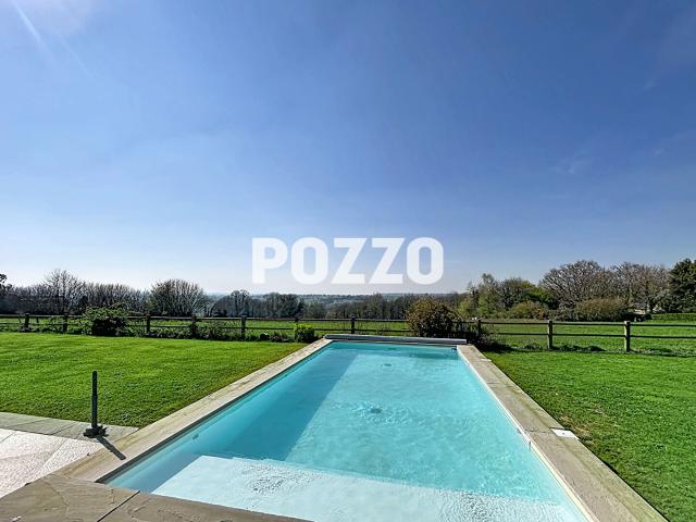A Vendre Maison de 217m2 située à 8 mn d'Avranches, piscine, vue Mont Saint Michel