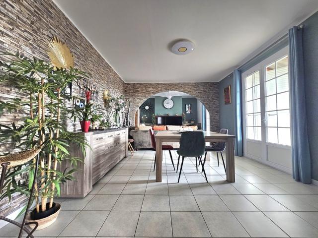 A vendre maison de 300 m2 divisées en 4 habitations, terrain. 300m² Monte
