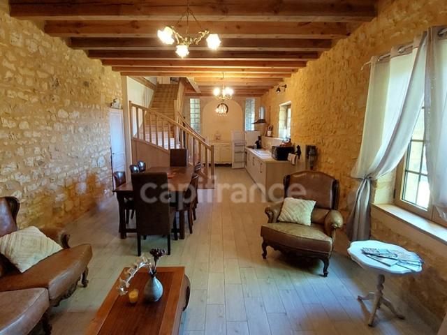 A vendre, maison de 364 m² entourée de plus de 2,5 hectares de terrain à Carsac Aillac avec 3 gîtes meublés, une maison d'habitation et une piscine