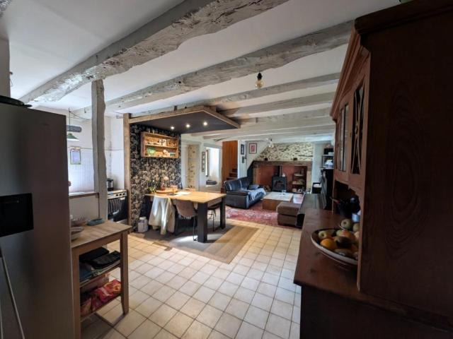 À VENDRE – MAISON DE CAMPAGNE AVEC PLUS DE 5 000 M² DE TERRAIN, ENCLOS POUR ANIMAUX ET BÂTIMENT ANNEXE