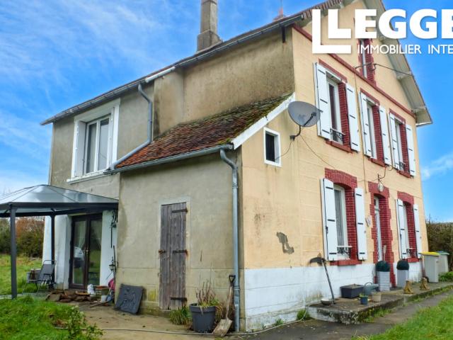 À VENDRE – Maison de Caractère avec Trois chambres Terrain & Potentiel