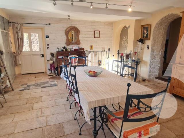 A vendre maison de caractère de 272 m² avec gîtes sur une pa. 273m² Entrecasteaux