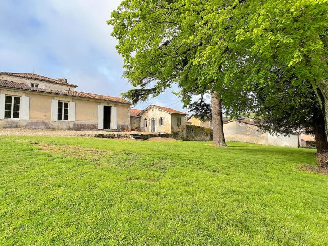 A Vendre Maison De Caractere De 350 M2 Sur 1950 M2 De Terrai. 352m² Blaye
