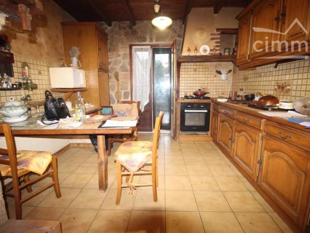 A vendre maison de village avec jardin, un local de rangement et une grange