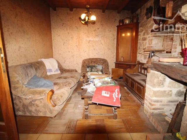 A vendre maison de village avec jardin, un local de rangement et une grange
