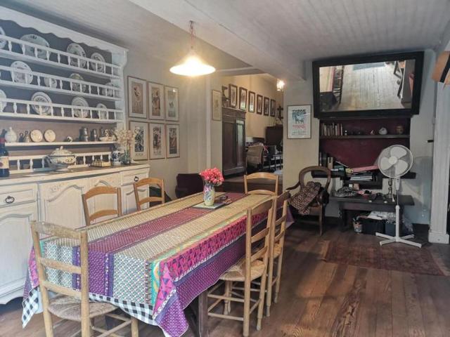 Prix en baisse! A vendre, maison de village dans le Gers: Spacieuse propriété, 3 chambres avec jardin, à quelques pas de toutes les commodités. Des travaux de rénovation sont nécessaires