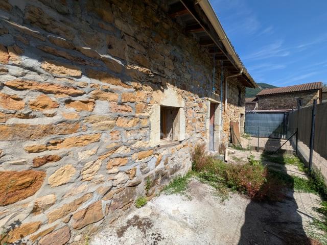 A vendre Maison de village en pierre à rénover potentiel 140m² + garage + terrasse 16.7m² Bettant à proximité d'Amberieu en Bugey