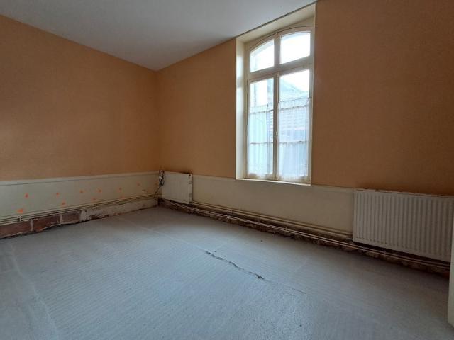 Maison de ville en pierre de 130m2 avec cour et préau A rénover