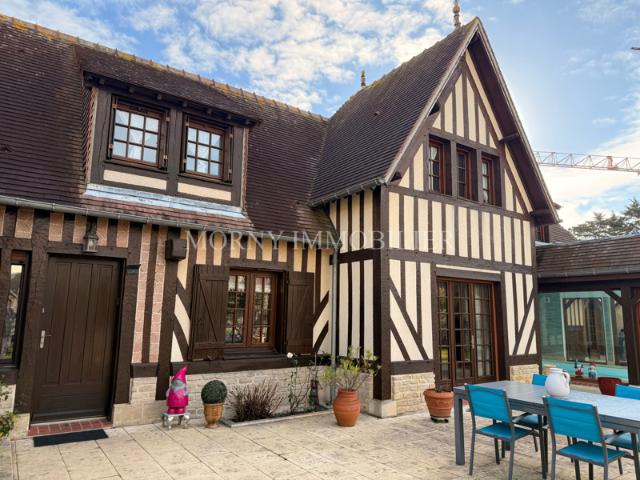 À VENDRE MAISON EN CENTRE VILLE AVEC PISCINE INTÉRIEURE