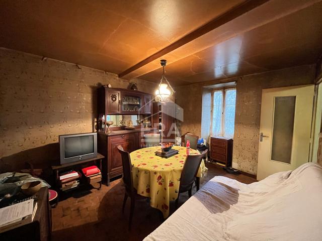 A Vendre: Maison en Pierre à Rénover avec Deux Granges et 2000 m2 de terrain constructible