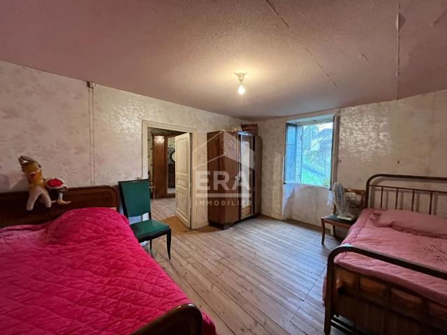 À Vendre: Maison en Pierre à Rénover avec Deux Granges et 2000