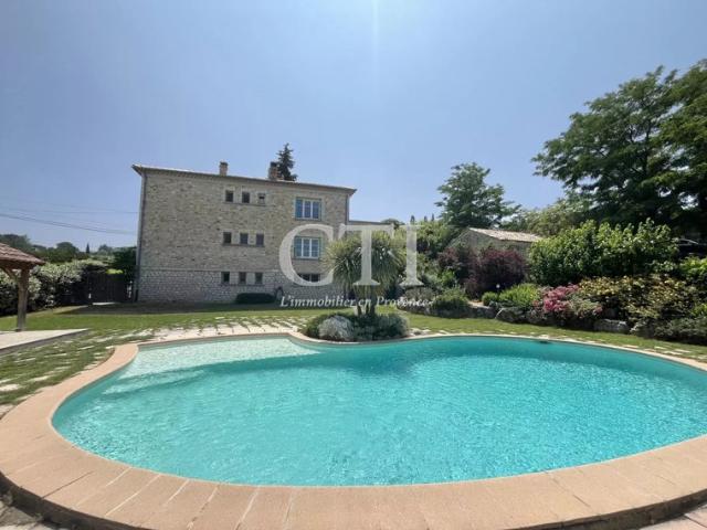 A vendre Maison en pierre de 190m² avec terrain de 970 m² et piscine