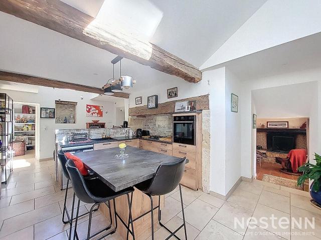 A Vendre Maison en pierre rénovée avec dépendances, piscine. 167m² Mansencôme