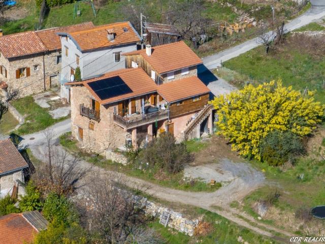 À vendre Maison en pierre rénovée avec grand terrain et cave voûtée Berthemont les Bains Roquebillière