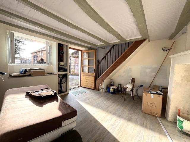 A vendre Maison en pierres lumineuse située dans un hameau de Cubjac 24640